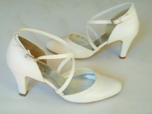 Kétrészes keresztpántos női esküvői cipő