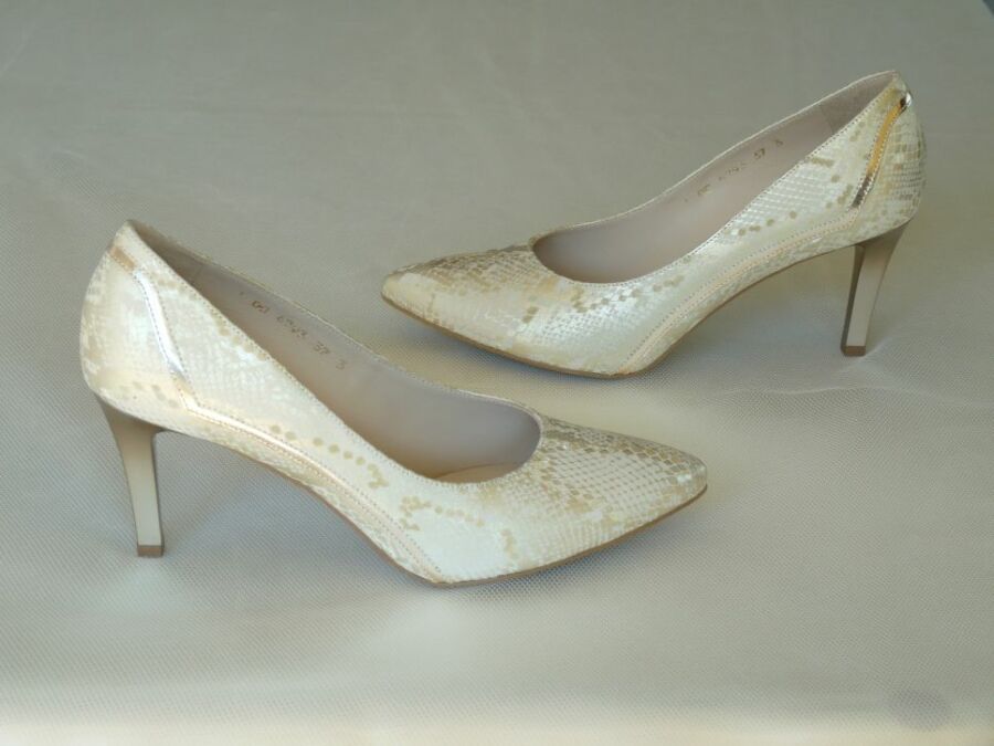 Arany és beige színű pitonmintás, női esküvői cipő
