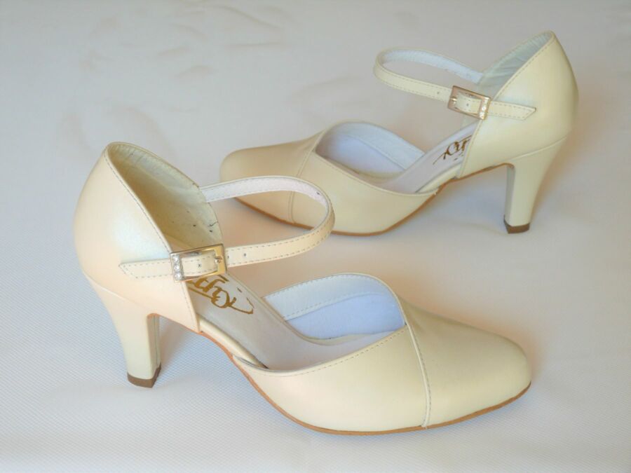 Kétrészes pántos női esküvői cipő