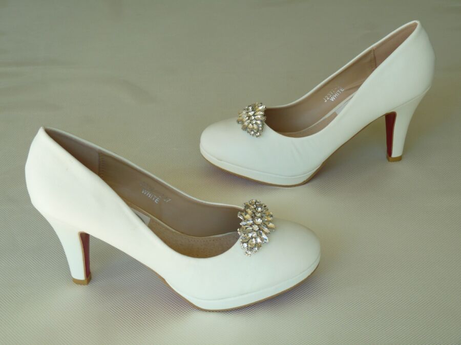 Fehér színű platformos menyasszonyi cipő Zoé csillogó klipsz dísszel