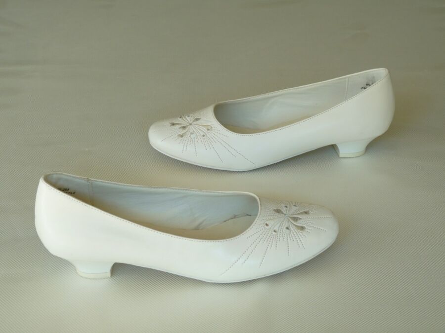 Törpe tűsarkú fehér menyasszonyi cipő