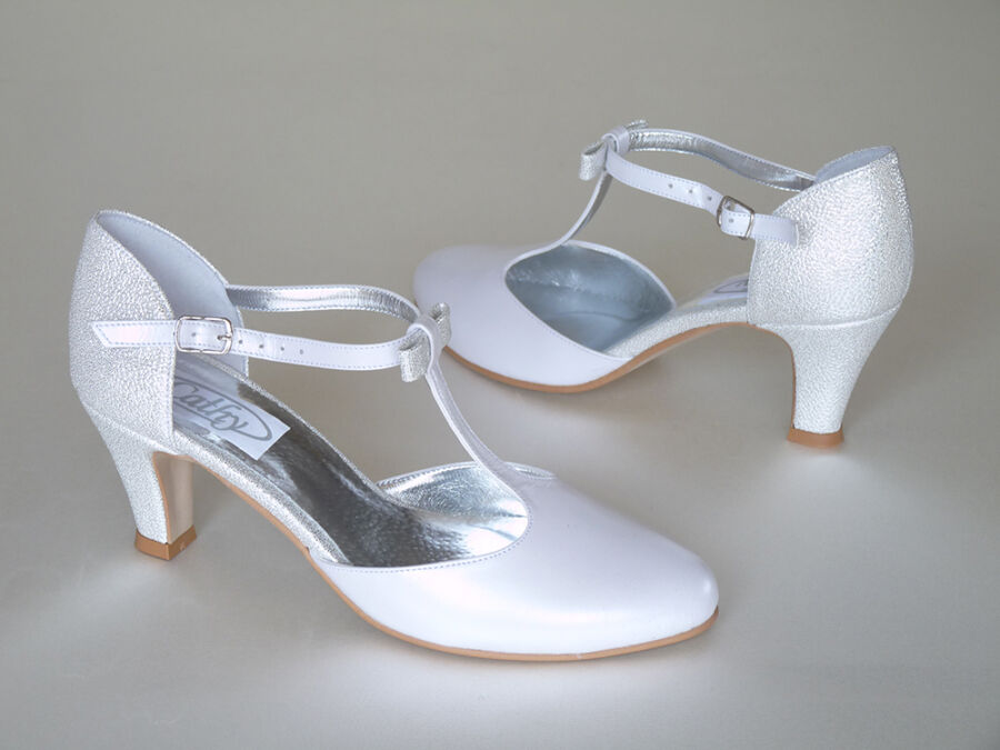 Felvetezőpántos női esküvői cipő