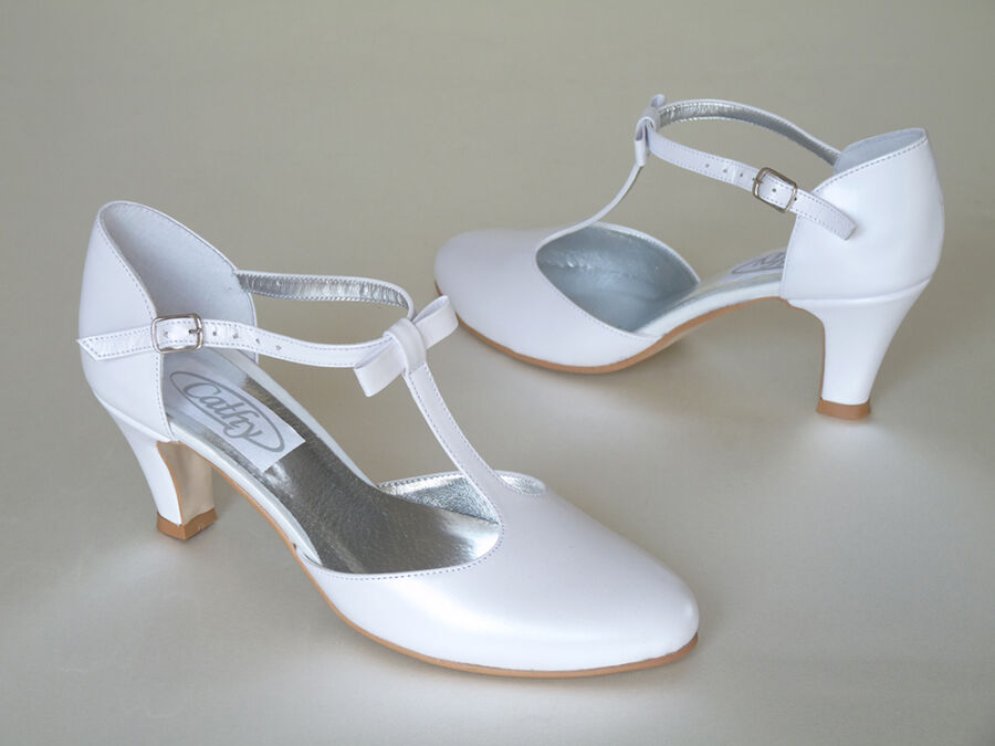 Felvezetőpántos női esküvői cipő