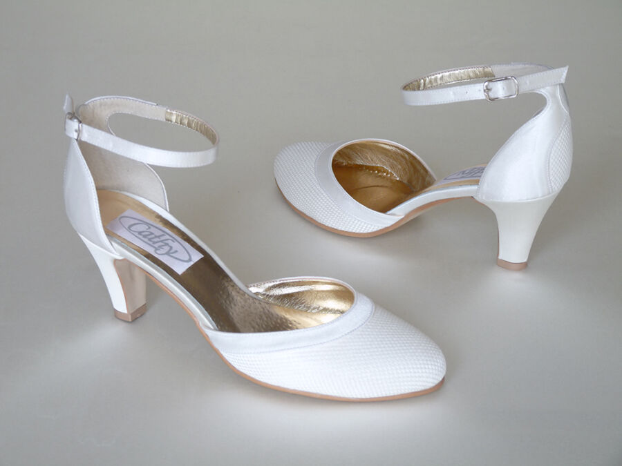 Bokapántos ivory színű női esküvői cipő