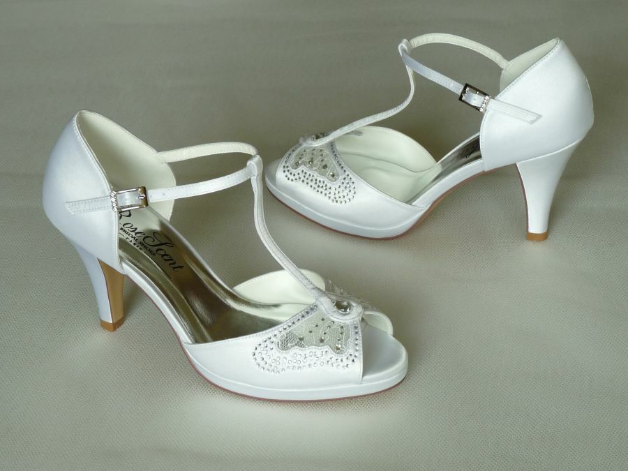 Szandál fazonú felvezetőpántos női esküvői cipő