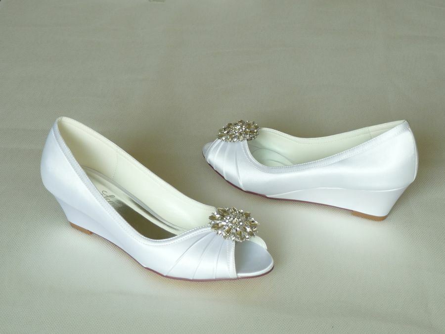 Nyitott orrú éktalpas női esküvői cipő