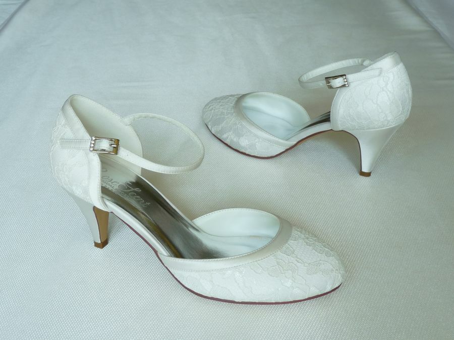 Csipkés, kétrészes női esküvői cipő
