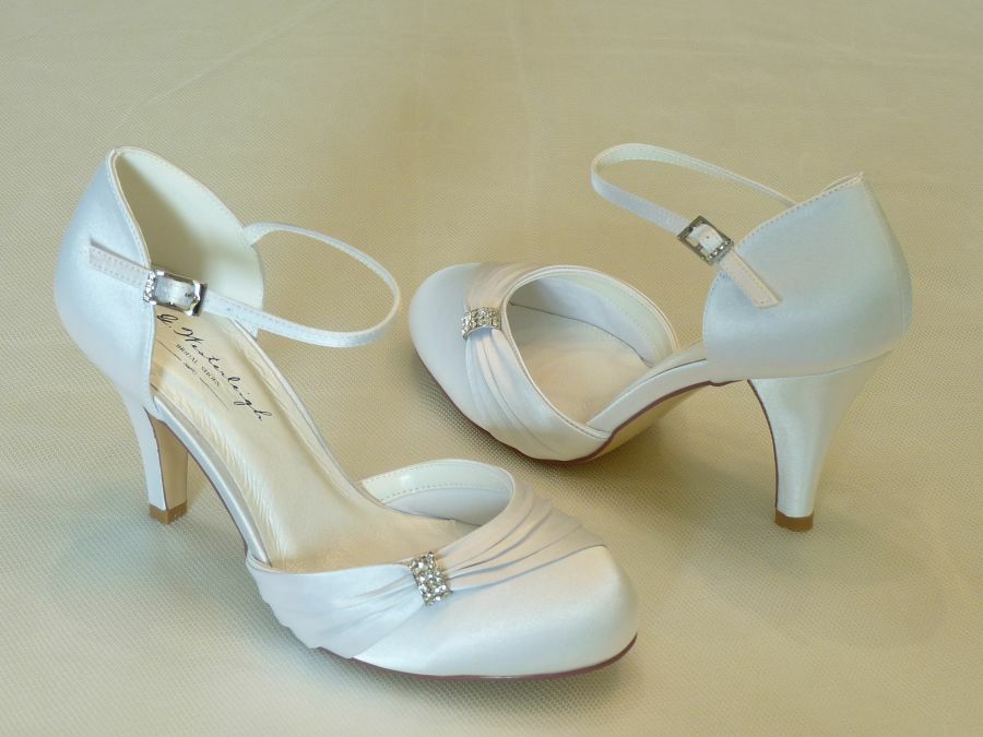 Sophie – pántos női esküvői cipő, ivory színben