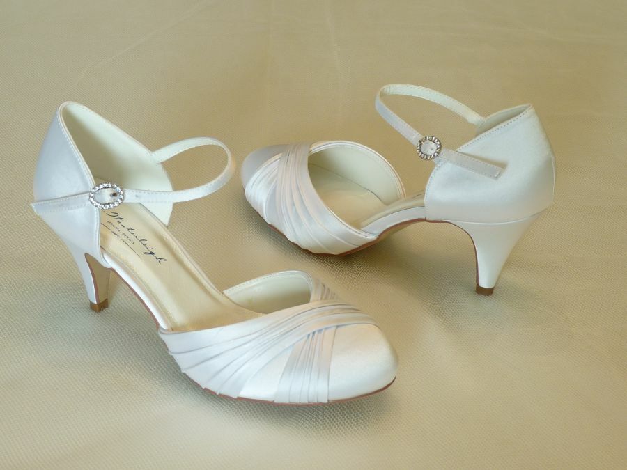 Lilly – pántos női esküvői cipő